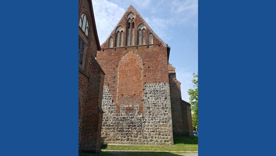 Rückseite der Klosterkirche in Zarrentin am Schaalsee.  Foto: Kathrin Weber
