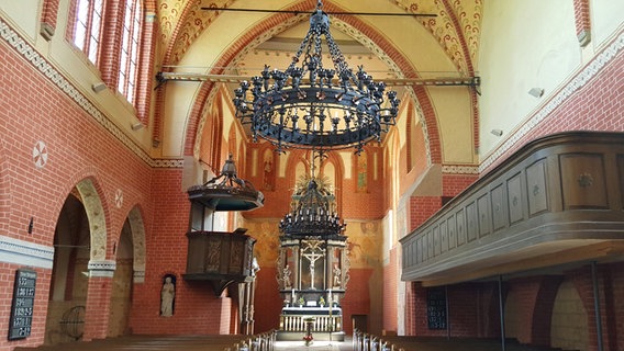 Blick in den Innenraum der Kirche St. Petrus und Paulus in Zarrentin am Schaalsee. © NDR Foto: Kathrin Weber