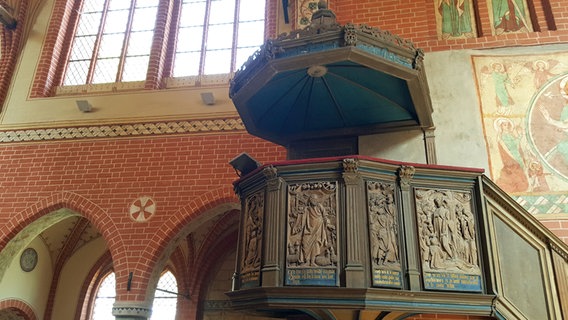 Die Kanzel in der Pfarrkirche St. Petrus und St. Paulus in Zarrentin. © NDR Foto: Kathrin Weber