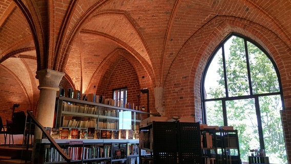 Stadtibliothek im Klostergebäude in Zarrentin am Schaalsee. © NDR Foto: Kathrin Weber