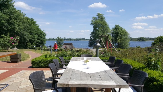 Blick auf den Schaalsee von der Terrasse eines Restaurants in Zarrentin. © NDR Foto: Kathrin Weber