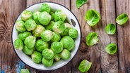 Rosenkohl in einer Schüssel und Rosenkohlblätter. © fotolia.com Foto: nblxer