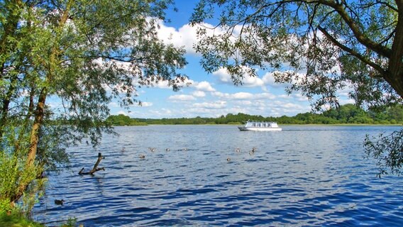Ausflugsschiff auf dem Schaalsee. © Fotolia.com Foto: Biker