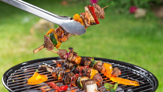 Schaschlik auf einem Kugelgrill. © fotolia Foto: Lukas Gojda