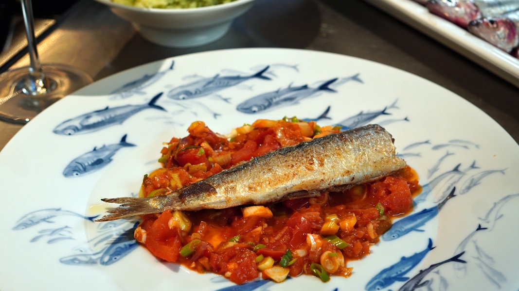 Gebratener Hering mit Tomatenragout | NDR.de - Ratgeber - Kochen - Rezepte