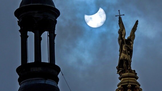 Eine partielle Sonnenfinsternis über dem Schweriner Schloss im Jahr 2022. © picture alliance/dpa Foto: Jens Büttner