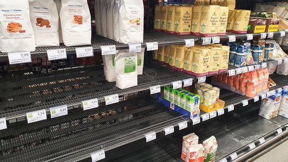 Verkaufsregal in einem Supermarkt mit Mehl und Speiseölen, in dem diverse Waren fehlen. © picture alliance / Eibner-Pressefoto Foto: Fleig / Eibner-Pressefoto