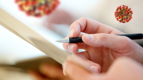 Viren schweben über einer Hand, mit der etwas auf ein Blatt Papier geschrieben wird. © Colourbox Panthermedia Foto: Pressmaster kostsov