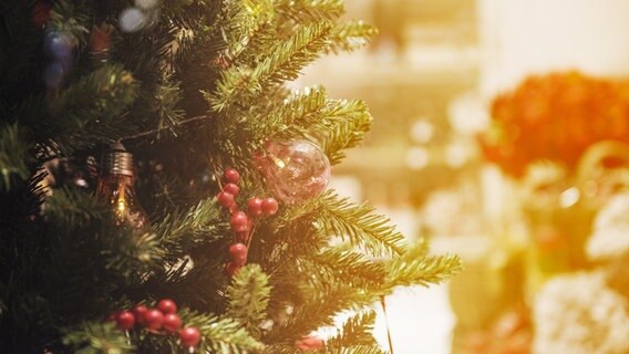 Ein geschmückter Weihnachtsbaum © fotolia Foto: alexugalek