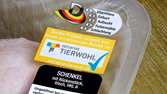 Eine Packung mit Hähnchenfleisch mit aufgedrucktem Label der "Initiative Tierwohl". © Imago Foto: Steinach