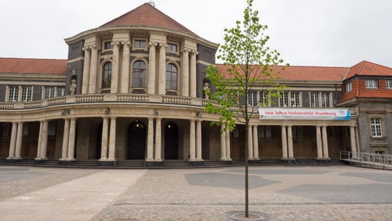Blick auf das Hauptgebäude der Universität Hamburg, Edmund-Siemers-Allee 1 © NDR Foto: Anja Deuble