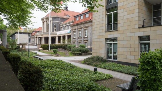 Blick vom Ostflügel auf das Hauptgebäude der Universität Hamburg, Edmund-Siemers-Allee 1 © NDR Foto: Anja Deuble