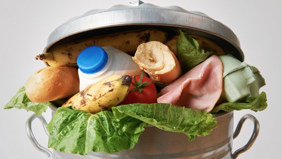 Lebensmittel in einer Mülltonne © fotolia.com Foto: highwaystarz