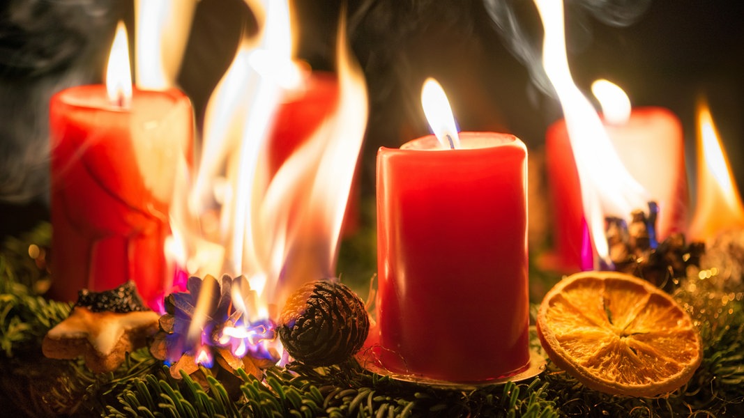 Weihnachtsbaum mit echten Kerzen Vorsicht Brandgefahr