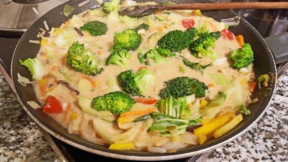 Brokkoli hinzufügen für vegetarische Asia-Nudeln © Uwe Leiterer 