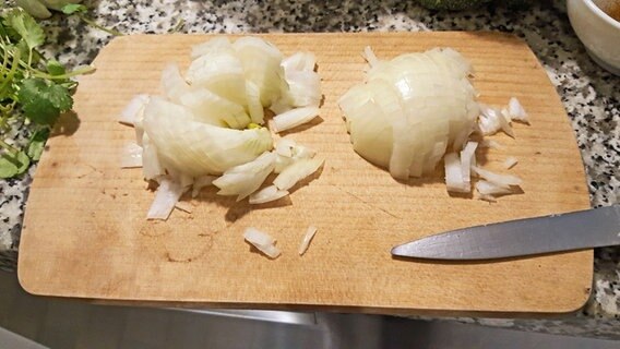 Zwiebeln klein schneiden für vegetarische Asia-Nudeln © Uwe Leiterer 