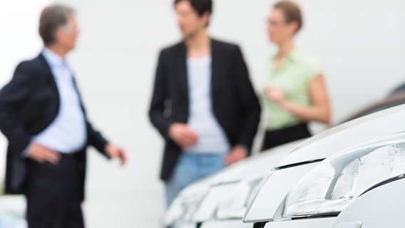 Ein Paar wird durch einen Automobilverkäufer beraten. © colourbox Foto: -