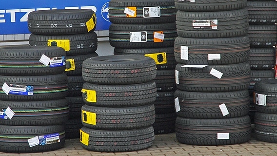 Mehrere Stapel mit neuen Reifen © imago/Geisser 