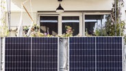Zwei Solarpanels hängen an einem Balkon. © panthermedia Foto: Serdynska