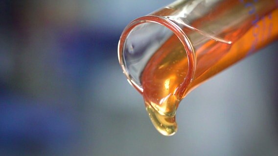 Honig fließt aus einem Reagenzglas. © NDR/ TOB Filmproduktions 