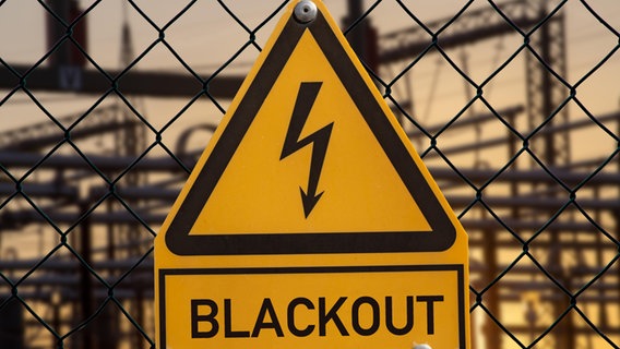 Ein Schild mit der Aufschrift "Blackout" hängt einem Zaun (Symbolbild). © picture alliance / CHROMORANGE Foto: Udo Herrmann
