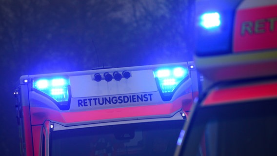 Rettungswagen im Einsatz mit eingeschaltetem Blaulicht. © picture alliance Foto: Daniel Bockwoldt