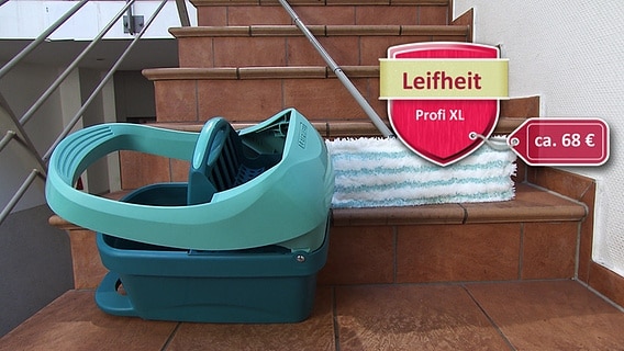 Der Bodenwischer von Leifheit steht auf einer Treppe. © WDR 
