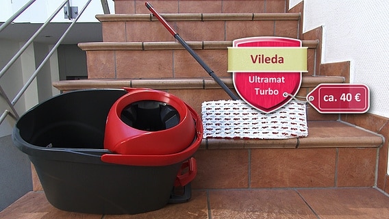 Der Bodenwischer von Vileda steht auf einer Treppe. © WDR 