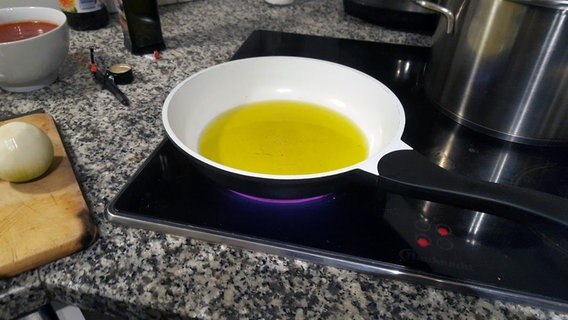 Olivenöl wird in einer Pfanne erhitzt © Uwe Leiterer 