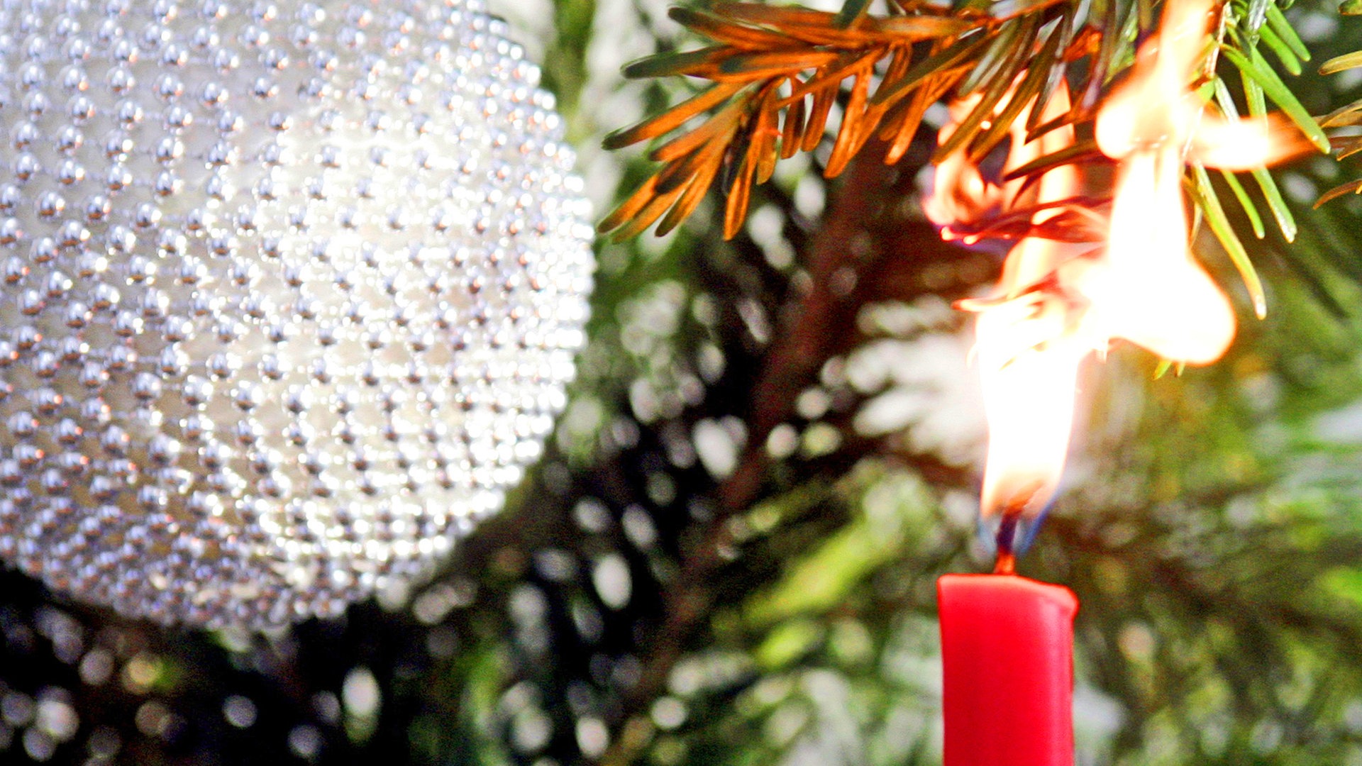 Weihnachtsbaum mit echten Kerzen: Vorsicht, Brandgefahr