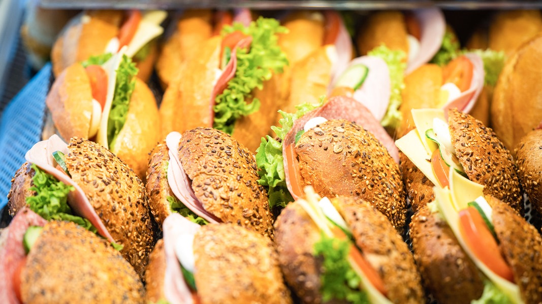 Belegte Brötchen: Nicht immer frisch geschmiert | NDR.de - Fernsehen ...