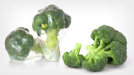 Ein in Plastik verpackter Brokkoli und ein unverpackter. © colourbox Foto: colourbox