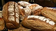 Mehrere Brotlaibe auf einem Tisch © imago images / Rolf Kremming 