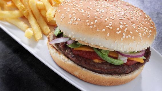 Ein Burger mit Pommes liegen auf einem Teller. © Colourbox Foto: #104961
