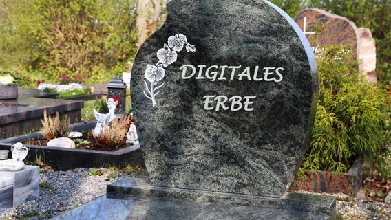 Ein Grabstein mit der Aufschrift "Digitales Erbe" (Themenbild) © Picture-Alliance / CHROMORANGE Foto: Udo Herrmann