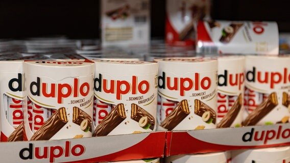 Mehrere Packungen des Schokoriegels "Duplo" von Ferrero liegen in einem Supermarktregal. © picture alliance / Fotostand | Fotostand / Gelhot 