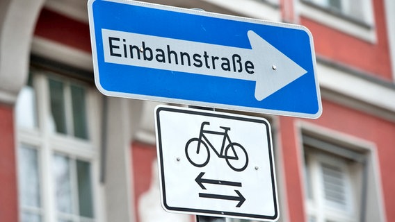 Ein Einbahnstraßenschild mit einem kleinen Schild darunter, dass anzeigt, dass Radfahrer die Straße in beide Richtungen benutzen dürfen. © picture alliance / dpa Foto: Peter Kneffel