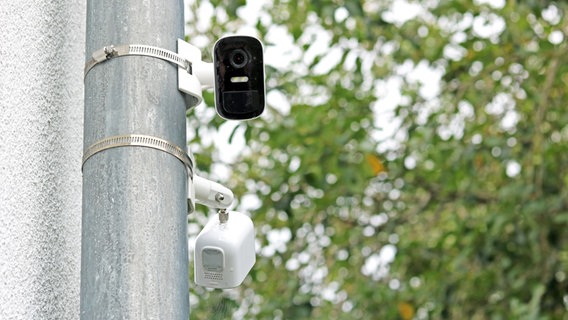 Eine Überwachungskamera, die auf den Betrachter gerichtet ist.  © NDR Photo: Elke Janning