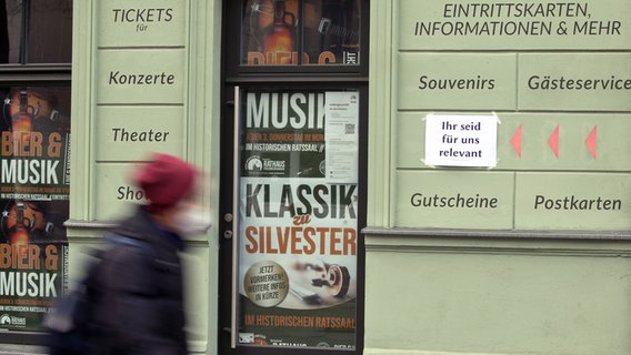 Eine Frau geht an einem Geschäft für Konzertkarten vorbei. © picture alliance/dpa Foto: Wolfgang Kumm