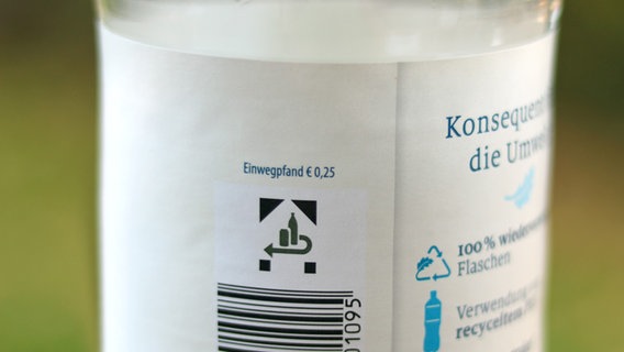 Ein Ausschnitt einer Einwegflasche, auf der das DPG-Symbol aufgedruckt ist, welches für Einwegflaschen steht. © NDR Foto: Elke Janning