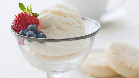 Glass of ice cream with a scoop of ice cream and fruit.  © dpa / Picture Alliance 
