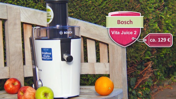Ein Entsafter der Marke Bosch steht auf einer Gartenbank aus Holz. © WDR / NDR Fernsehen 