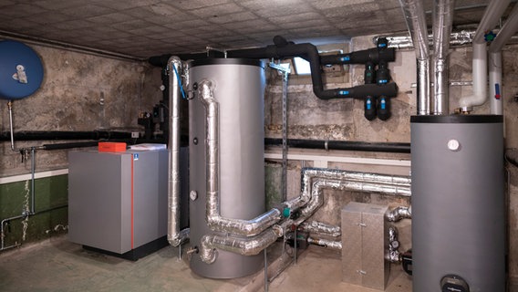Eine Erdwärmepumpe im Heizungsraum eines Hauses. Eine Erdwärmepumpe im Heizungsraum eines Hauses. © picture alliance/KEYSTONE Foto: Gaetan Bally