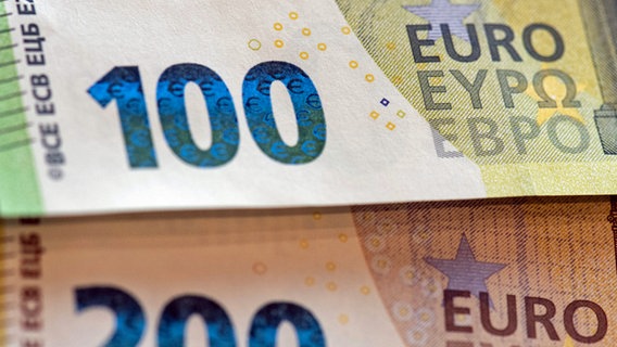 Ausschnitte eines 100- und eines 200-Euro-Scheins © dpa-Bildfunk Foto: Boris Roessler/dpa