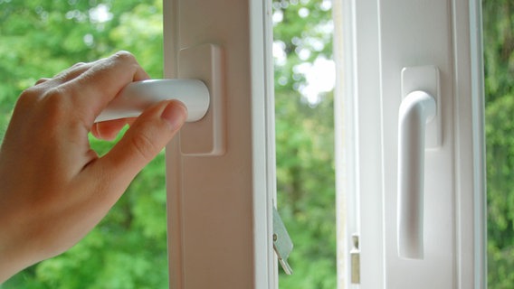 Eine Hand öffnet ein Fenster. © fotolia Foto: thingamajiggs