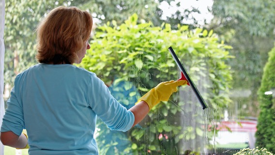 Fenster putzen: Spüli sorgt für saubere Scheiben