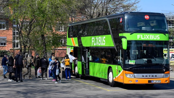 Fahrgäste stehen an einem Fernbus des Unternehmens Flixbus. © picture alliance / imageBROKER Foto: Pius Koller