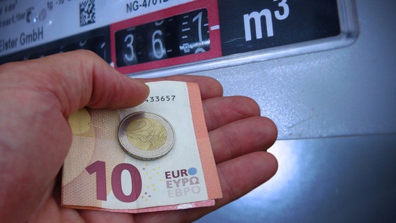 Hand mit Euros vor einem Gaszähler © picture alliance Foto: Frank Hoermann / Sven Simon