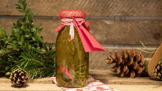 Eine Flasche mit Öl als Geschenk verpackt. © Anja Deuble 