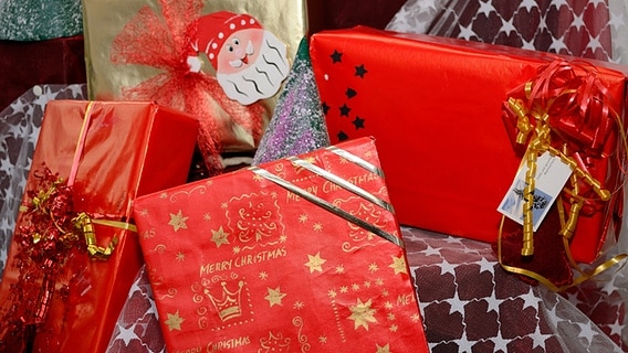 In Folie und Geschenkpapier verpackte Weihnachtsgeschenke. © Colourbox Foto: Alfred Hofer